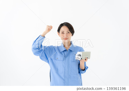 穿工作服的婦女 穿工作服的婦女 139361196