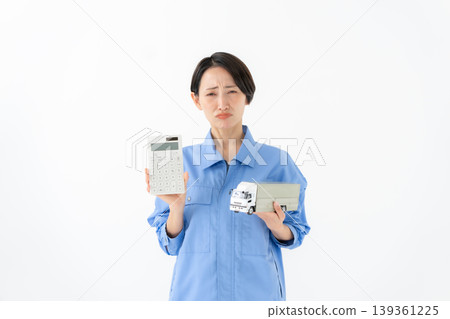 穿工作服的婦女 穿工作服的婦女 139361225