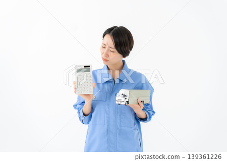 穿工作服的婦女 穿工作服的婦女 139361226