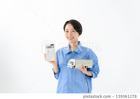 穿工作服的婦女 穿工作服的婦女 139361278