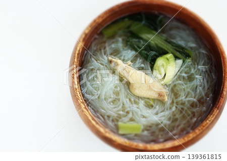 Chicken and spinach vermicelli soup Chicken and spinach vermicelli soup 139361815