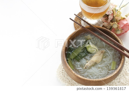 Chicken and spinach vermicelli soup Chicken and spinach vermicelli soup 139361817