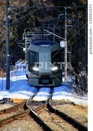 Snowy, late winter in Oku-Kinugawa... At Nakami-Onsen Station: Limited Express Liberty Aizu 500 series Snowy, late winter in Oku-Kinugawa... At Nakami-Onsen Station: Limited Express Liberty Aizu 500 series 139361873