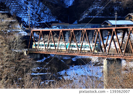 穿越白雪皚皚的水壩湖…前往嚴冬南會津的列車之旅…【特急列車 Liberty Aizu】500系 穿越白雪皚皚的水壩湖…前往嚴冬南會津的列車之旅…【特急列車 Liberty Aizu】500系 139362007