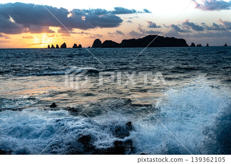 日向海七津岩海岸的日出和海浪拍打，位於宮崎縣日南市。 139362105