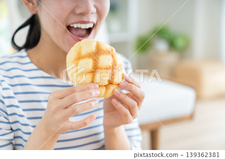 吃瓜麵包的一個少婦 139362381