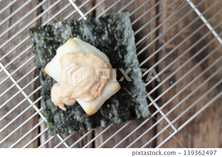新鮮出爐的魚子醬磯部麻糬放在蛋糕冷卻架上 新鮮出爐的魚子醬磯部麻糬放在蛋糕冷卻架上 139362497
