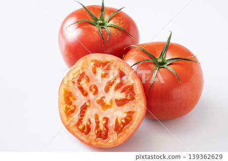 Fresh tomatoes Fresh tomatoes 139362629