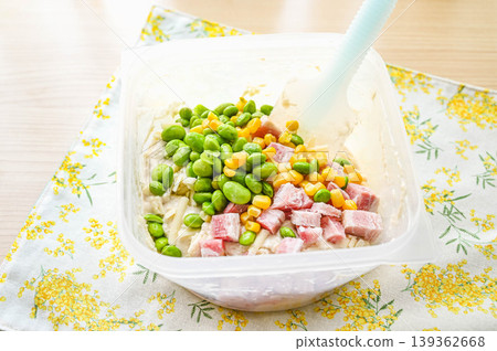 將所有材料混合到佛卡夏麵團中。 139362668