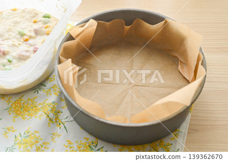 蛋糕模具和麵包麵團 蛋糕模具和麵包麵團 139362670