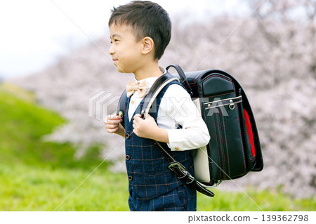 在櫻花盛開的公園散步的新一年級學生 139362798