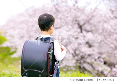 一個可愛的小男孩即將進入小學。 139362804