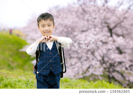 進入小學的男孩 139362805