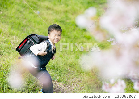 小學男孩背著書包 139362808