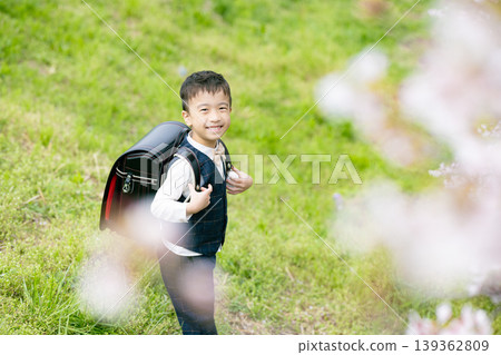 Elementary school boy carrying a school bag 139362809