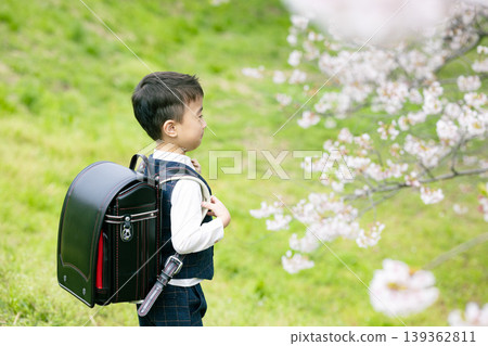 小學男孩背著書包 139362811