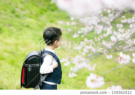 Elementary school boy carrying a school bag Elementary school boy carrying a school bag 139362812