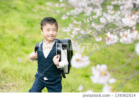 小學男孩背著書包 139362814