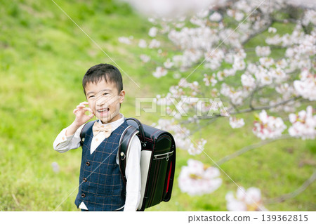 Elementary school boy carrying a school bag Elementary school boy carrying a school bag 139362815