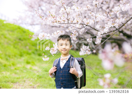 小學男孩背著書包 139362816