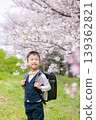 小學男孩背著書包 139362821