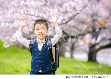 一個男孩背著書包 139362833