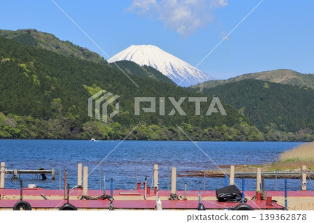 五月的富士山，從觀光船碼頭望去。 139362878