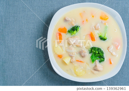 奶油燉菜:一道用雞肉和蔬菜燉煮的豐盛燉菜。 奶油燉菜:一道用雞肉和蔬菜燉煮的豐盛燉菜。 139362961