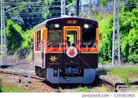 一列無軌電車沿著鐵軌行駛，周圍綠樹成蔭…相生站的「無軌電車和車」。 139362968
