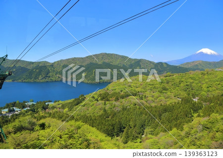 從箱根本宮駒岳索道上眺望白雪皚皚的富士山。 從箱根本宮駒岳索道上眺望白雪皚皚的富士山。 139363123