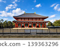 奈良興福寺中央金殿在藍天的襯托下閃閃發光。 139363296