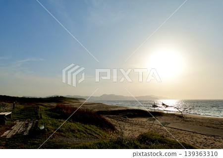 在京都府京丹後市阿彌町濱爪夕日浦海灘的日落小徑上欣賞日落。 在京都府京丹後市阿彌町濱爪夕日浦海灘的日落小徑上欣賞日落。 139363310