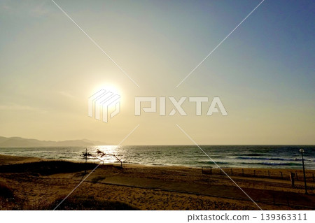 在京都府京丹後市阿彌町濱爪夕日浦海灘的日落小徑上欣賞日落。 139363311