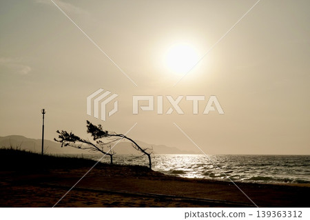 在京都府京丹後市阿彌野町濱爪夕日浦海灘沙灘上欣賞日落 在京都府京丹後市阿彌野町濱爪夕日浦海灘沙灘上欣賞日落 139363312