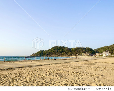 從沙灘眺望夕日浦海灘和夕日浦溫泉,位於京都府京丹後市阿野町濱爪。 從沙灘眺望夕日浦海灘和夕日浦溫泉,位於京都府京丹後市阿野町濱爪。 139363313