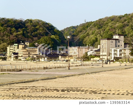 從沙灘眺望夕日浦海灘和夕日浦溫泉,位於京都府京丹後市阿野町濱爪。 從沙灘眺望夕日浦海灘和夕日浦溫泉,位於京都府京丹後市阿野町濱爪。 139363314