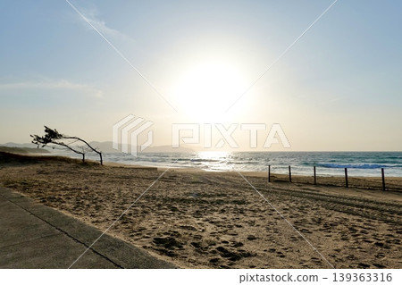 在京都府京丹後市阿彌野町濱爪夕日浦海灘沙灘上欣賞日落 在京都府京丹後市阿彌野町濱爪夕日浦海灘沙灘上欣賞日落 139363316