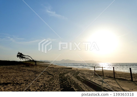在京都府京丹後市阿彌野町濱爪夕日浦海灘沙灘上欣賞日落 在京都府京丹後市阿彌野町濱爪夕日浦海灘沙灘上欣賞日落 139363318