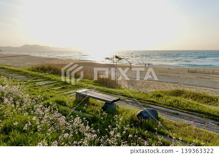 從京都府京丹後市阿彌野町濱爪夕日浦海灘沙灘日落步道的長椅上欣賞日落。 從京都府京丹後市阿彌野町濱爪夕日浦海灘沙灘日落步道的長椅上欣賞日落。 139363322
