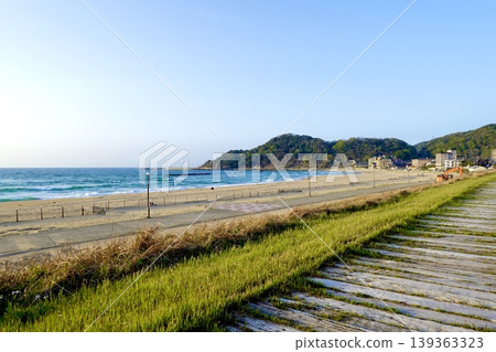 夕日浦海灘:從日落步道沿著沙灘眺望夕日浦溫泉,位於京都府京丹後市阿彌野町濱爪。 夕日浦海灘:從日落步道沿著沙灘眺望夕日浦溫泉,位於京都府京丹後市阿彌野町濱爪。 139363323