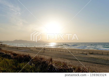 Sunset viewed from the Sunset Path along the sandy beach at Yuhigaura Beach, Hamazume, Amino-cho, Kyotango City, Kyoto Prefecture Sunset viewed from the Sunset Path along the sandy beach at Yuhigaura Beach, Hamazume, Amino-cho, Kyotango City, Kyoto Prefecture 139363324