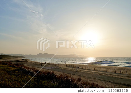 在京都府京丹後市阿彌町濱爪夕日浦海灘的日落小徑上欣賞日落。 在京都府京丹後市阿彌町濱爪夕日浦海灘的日落小徑上欣賞日落。 139363326