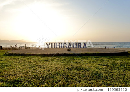 從京都府京都府京丹後市阿彌町濱込日落山夕陽浦海灘的夕陽浦紀念碑後方欣賞日落。 從京都府京都府京丹後市阿彌町濱込日落山夕陽浦海灘的夕陽浦紀念碑後方欣賞日落。 139363330