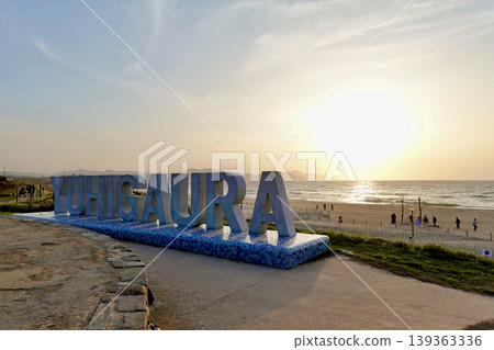 從京都府京都府京丹後市阿彌町濱込日落山夕陽浦海灘的夕陽浦紀念碑後方欣賞日落。 從京都府京都府京丹後市阿彌町濱込日落山夕陽浦海灘的夕陽浦紀念碑後方欣賞日落。 139363336