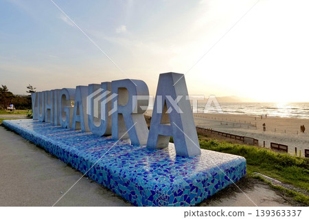 從京都府京都府京丹後市阿彌町濱込日落山夕陽浦海灘的夕陽浦紀念碑後方欣賞日落。 從京都府京都府京丹後市阿彌町濱込日落山夕陽浦海灘的夕陽浦紀念碑後方欣賞日落。 139363337