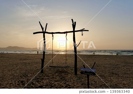 在京都府京丹後市阿野町濱爪夕日浦海灘,坐在沙灘鞦韆上欣賞日落美景。 在京都府京丹後市阿野町濱爪夕日浦海灘,坐在沙灘鞦韆上欣賞日落美景。 139363340