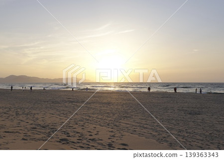 在京都府京丹後市阿彌野町濱爪夕日浦海灘沙灘上欣賞日落 在京都府京丹後市阿彌野町濱爪夕日浦海灘沙灘上欣賞日落 139363343