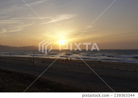 在京都府京丹後市阿彌町濱爪夕日浦海灘的日落小徑上欣賞日落。 在京都府京丹後市阿彌町濱爪夕日浦海灘的日落小徑上欣賞日落。 139363344