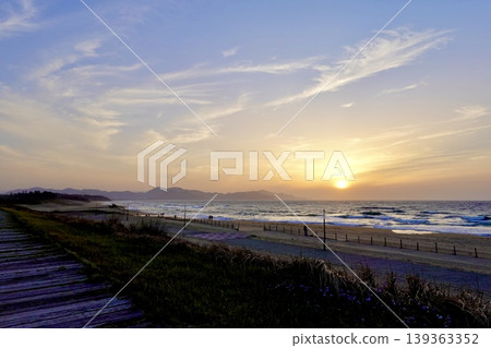 在京都府京丹後市阿彌町濱爪夕日浦海灘的日落小徑上欣賞日落。 在京都府京丹後市阿彌町濱爪夕日浦海灘的日落小徑上欣賞日落。 139363352