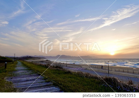 在京都府京丹後市阿彌町濱爪夕日浦海灘的日落小徑上欣賞日落。 在京都府京丹後市阿彌町濱爪夕日浦海灘的日落小徑上欣賞日落。 139363353